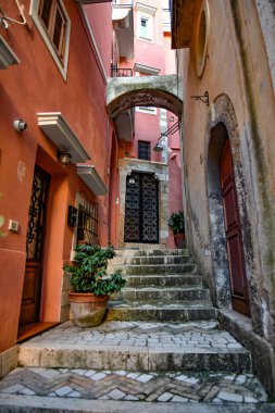Gaeta 'nın dar bir sokağı, Lazio bölgesinin ortaçağ kasabası, İtalya.