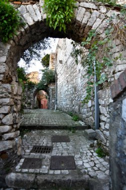 Gaeta 'nın dar bir sokağı, Lazio bölgesinin ortaçağ kasabası, İtalya.