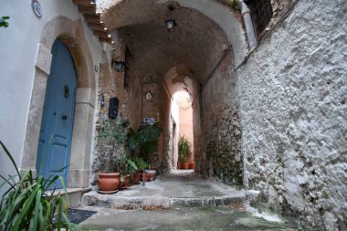 Gaeta 'nın dar bir sokağı, Lazio bölgesinin ortaçağ kasabası, İtalya.