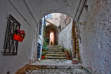 Gaeta 'nın dar bir sokağı, Lazio bölgesinin ortaçağ kasabası, İtalya.