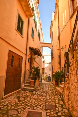 Itri 'de bir sokak, Lazio, İtalya' da bir ortaçağ kasabası..