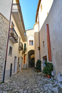 Itri 'de bir sokak, Lazio, İtalya' da bir ortaçağ kasabası..