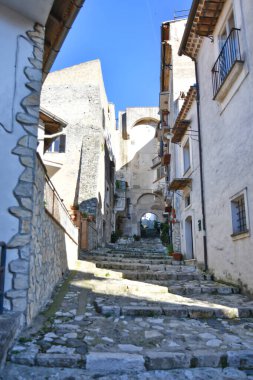 Itri 'de bir sokak, Lazio, İtalya' da bir ortaçağ kasabası..
