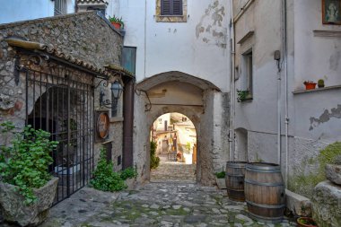 Itri 'de bir sokak, Lazio, İtalya' da bir ortaçağ kasabası..