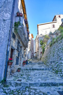 Itri 'de bir sokak, Lazio, İtalya' da bir ortaçağ kasabası..