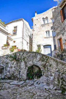 Itri 'de bir sokak, Lazio, İtalya' da bir ortaçağ kasabası..