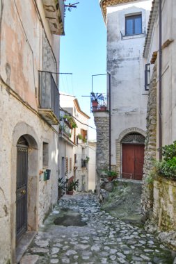 Itri 'de bir sokak, Lazio, İtalya' da bir ortaçağ kasabası..