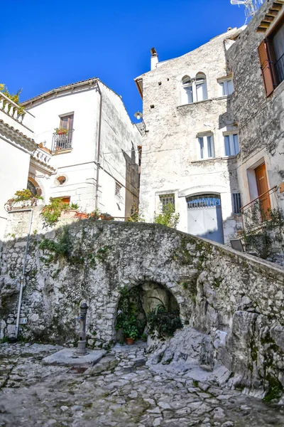 Itri 'de bir sokak, Lazio, İtalya' da bir ortaçağ kasabası..