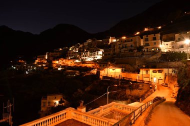 Arboli 'nin manzarası, İtalya' nın Amalfi kıyısına yakın dağlarda bir köy..