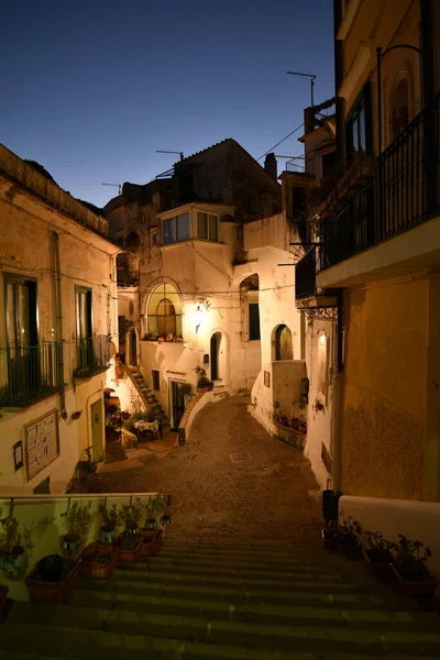 Una Pequeña Calle Arboli Pueblo Las Montañas Cerca Costa Amalfi — Foto de Stock