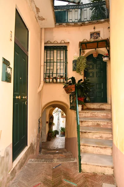 靠近阿马尔菲海岸山区的一个小村庄Arboli的一座房子的门 — 图库照片
