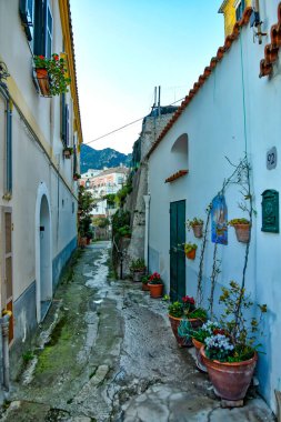 Raito 'da dar bir sokak, İtalya' da Amalfi kıyısında küçük bir köy..