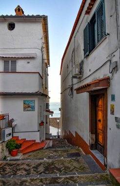 Raito 'da dar bir sokak, İtalya' da Amalfi kıyısında küçük bir köy..