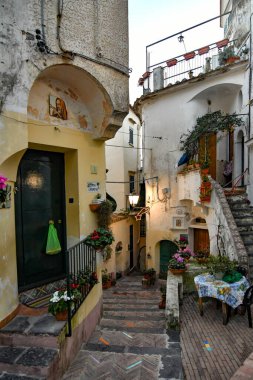 Arboli 'de dar bir sokak, İtalya' da Amalfi kıyısında küçük bir köy..