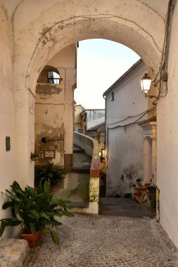 Arboli 'de dar bir sokak, İtalya' da Amalfi kıyısında küçük bir köy..