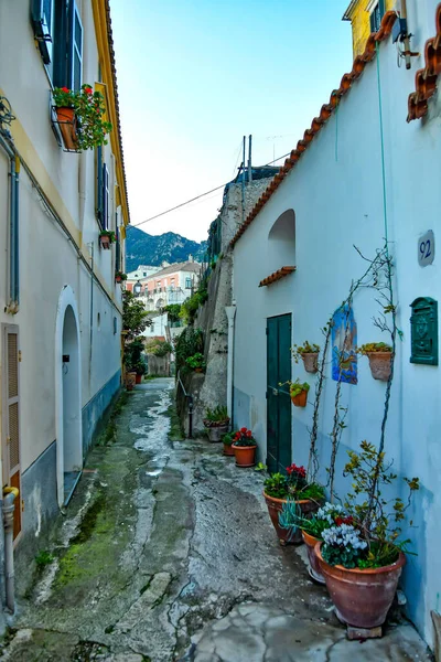 Raito 'da dar bir sokak, İtalya' da Amalfi kıyısında küçük bir köy..