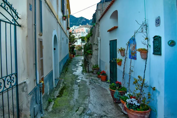 イタリアのAmalfi海岸沿いの小さな村であるRaitoの狭い通り — ストック写真