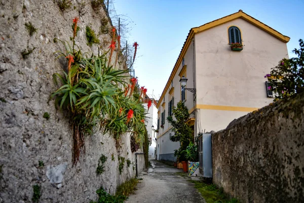 Una Stradina Raito Piccolo Borgo Sulla Costiera Amalfitana Italia — Foto Stock