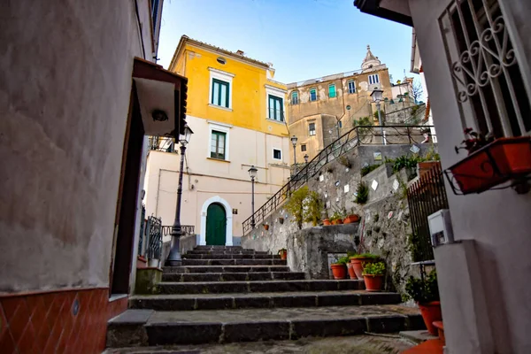 Una Calle Estrecha Raito Pequeño Pueblo Costa Amalfi Italia —  Fotos de Stock