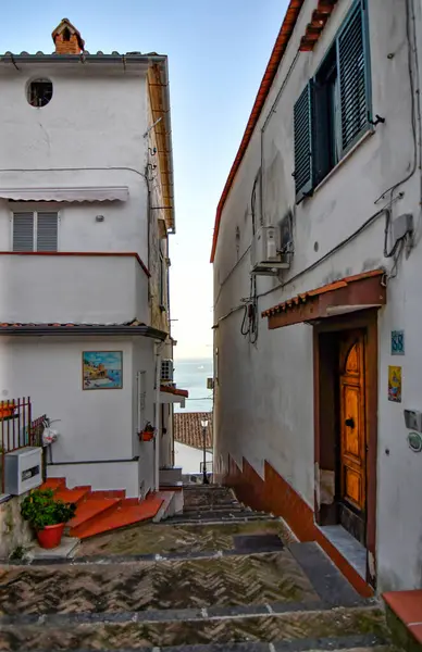 Raito 'da dar bir sokak, İtalya' da Amalfi kıyısında küçük bir köy..