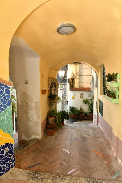 意大利阿马尔菲海岸的一个小村庄Arboli的一条狭窄的街道 — 图库照片