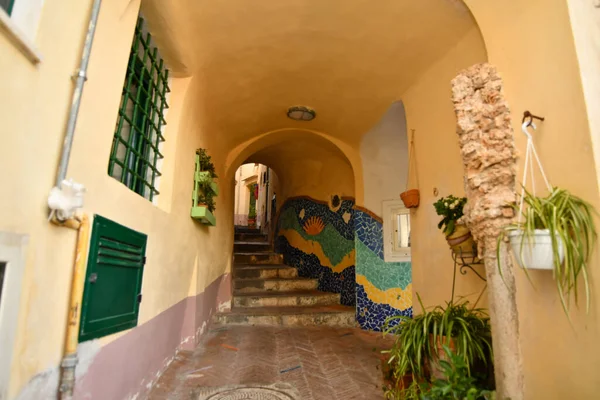 Arboli 'de dar bir sokak, İtalya' da Amalfi kıyısında küçük bir köy..