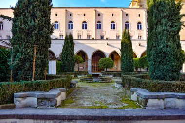 Santa Chiara manastırının iç avlusu, 17. yüzyıldan kalma Napoli, İtalya 'da boyanmış majolika ile süslenmiş..