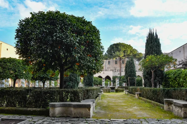 Wewnętrzny Dziedziniec Klasztoru Santa Chiara Ozdobiony Xvii Wieczną Majolicą Neapolu — Zdjęcie stockowe