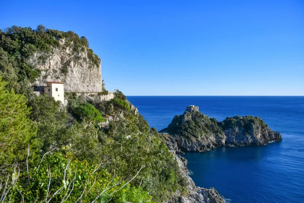 Amalfi bölgesindeki eski bir gözetleme kulesi olan uçurumun görüntüsü, İtalya.