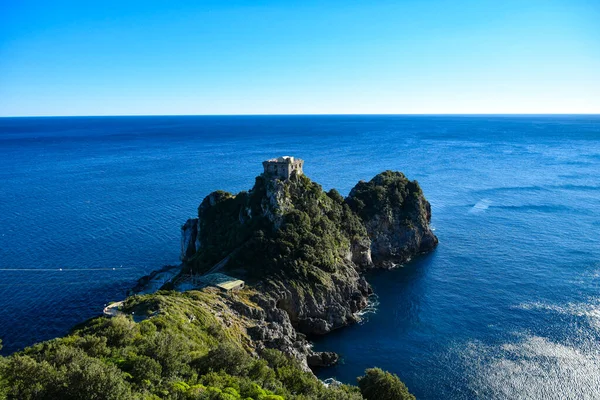 Amalfi bölgesindeki eski bir gözetleme kulesi olan uçurumun görüntüsü, İtalya.
