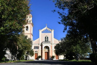 Kilisenin ön cephesi İtalya 'daki Conca dei Marini köyündeki Aziz Pancras' a adanmıştır..