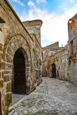 İtalya 'nın en eski Caserta şehrinin eski taş evleri arasında dar bir sokak..