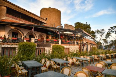 İtalya 'nın Caserta kentindeki bir ortaçağ şatosunun altındaki bir restoranın masaları..