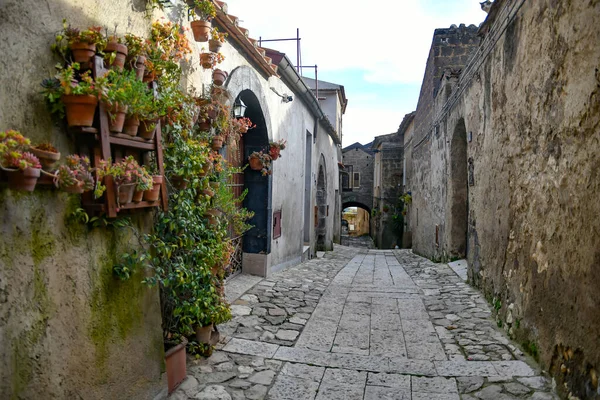 Caserta 'nın en eski semtindeki taş evlerin arasında dar bir sokak..