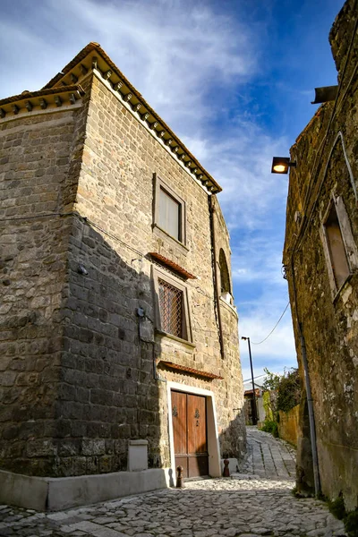 意大利卡塞尔塔市最古老地区的旧石屋中间一条狭窄的街道 — 图库照片