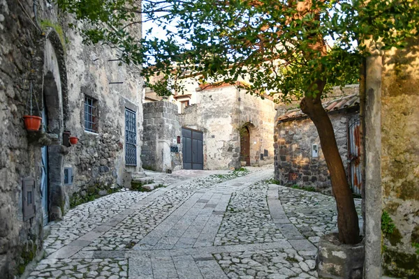 Una Calle Estrecha Entre Las Antiguas Casas Piedra Del Barrio —  Fotos de Stock