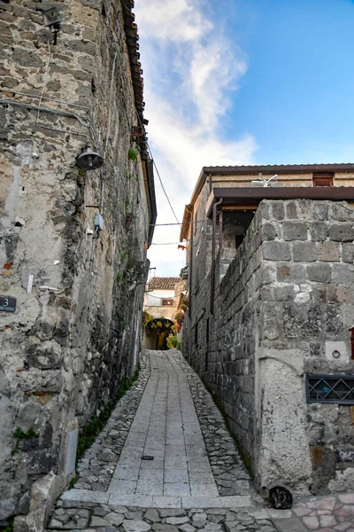 イタリアのカゼルタ市で最も古い地区の古い石造りの家の間の狭い通り — ストック写真
