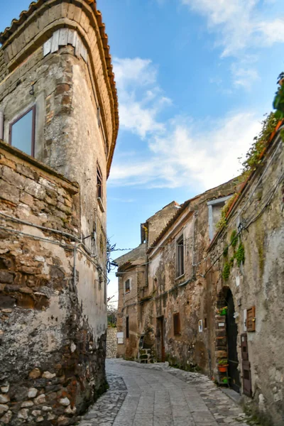 イタリアのカゼルタ市で最も古い地区の古い石造りの家の間の狭い通り — ストック写真