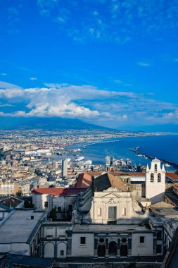 İtalya 'daki antik bir şatonun terasından Napoli şehri manzarası.