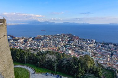 İtalya 'daki antik bir şatonun terasından Napoli şehri manzarası.