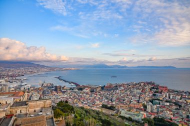 İtalya 'daki antik bir şatonun terasından Napoli şehri manzarası.