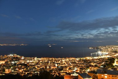 İtalya 'nın Napoli şehrinin tarihi merkezinin gece manzarası.