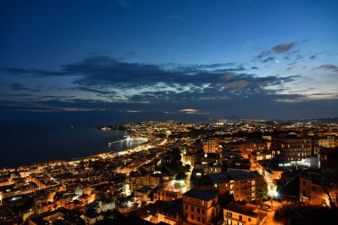 İtalya 'nın Napoli şehrinin tarihi merkezinin gece manzarası.