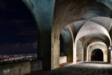 İtalya 'da Napoli' de antik bir şato olan Castel Sant 'Elmo' nun kemerlerinin altında bir geçit..