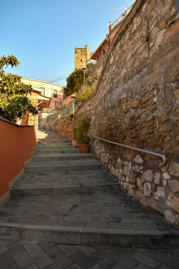 İtalya 'nın Napoli eyaletindeki Sarno' nun eski taş evleri arasında dar bir sokak..