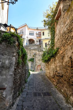 İtalya 'nın Napoli eyaletindeki Sarno' nun eski taş evleri arasında dar bir sokak..