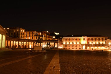 Napoli 'nin merkezindeki Plebiscito Meydanı' nın gece manzarası. Farklı tarihsel dönemlerden önemli binalar dairesel kareye bakıyor.