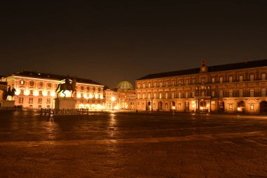 Napoli 'nin merkezindeki Plebiscito Meydanı' nın gece manzarası. Farklı tarihsel dönemlerden önemli binalar dairesel kareye bakıyor.