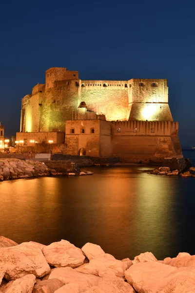 2022年10月3日 意大利那不勒斯 Castel Dell Ovo 的夜景 一座建于城市海滨的中世纪城堡 这座建筑座落在一个小岛上 由一座狭窄的桥与大陆相连 — 图库照片