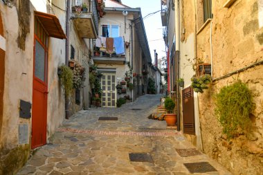 İtalya 'nın Salerno eyaletindeki Altavilla Silentina kasabasının eski taş evleri arasında dar bir sokak..